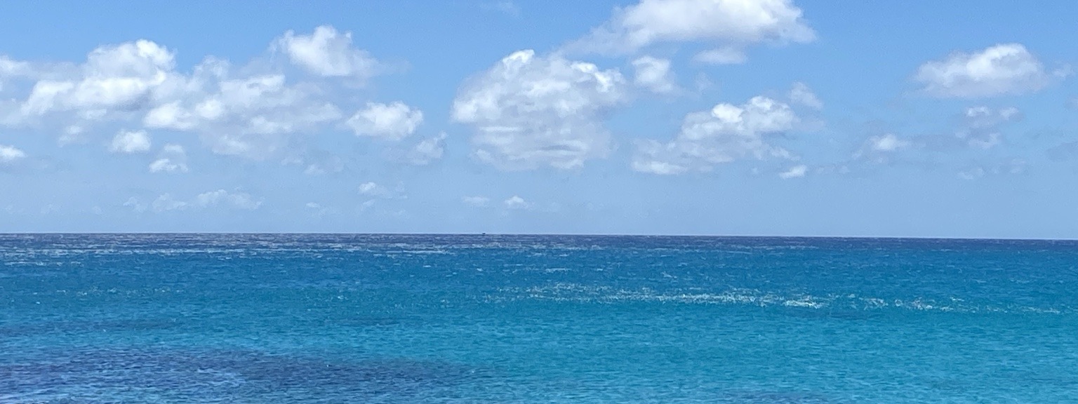 白雲與海平線下大片藍色海面