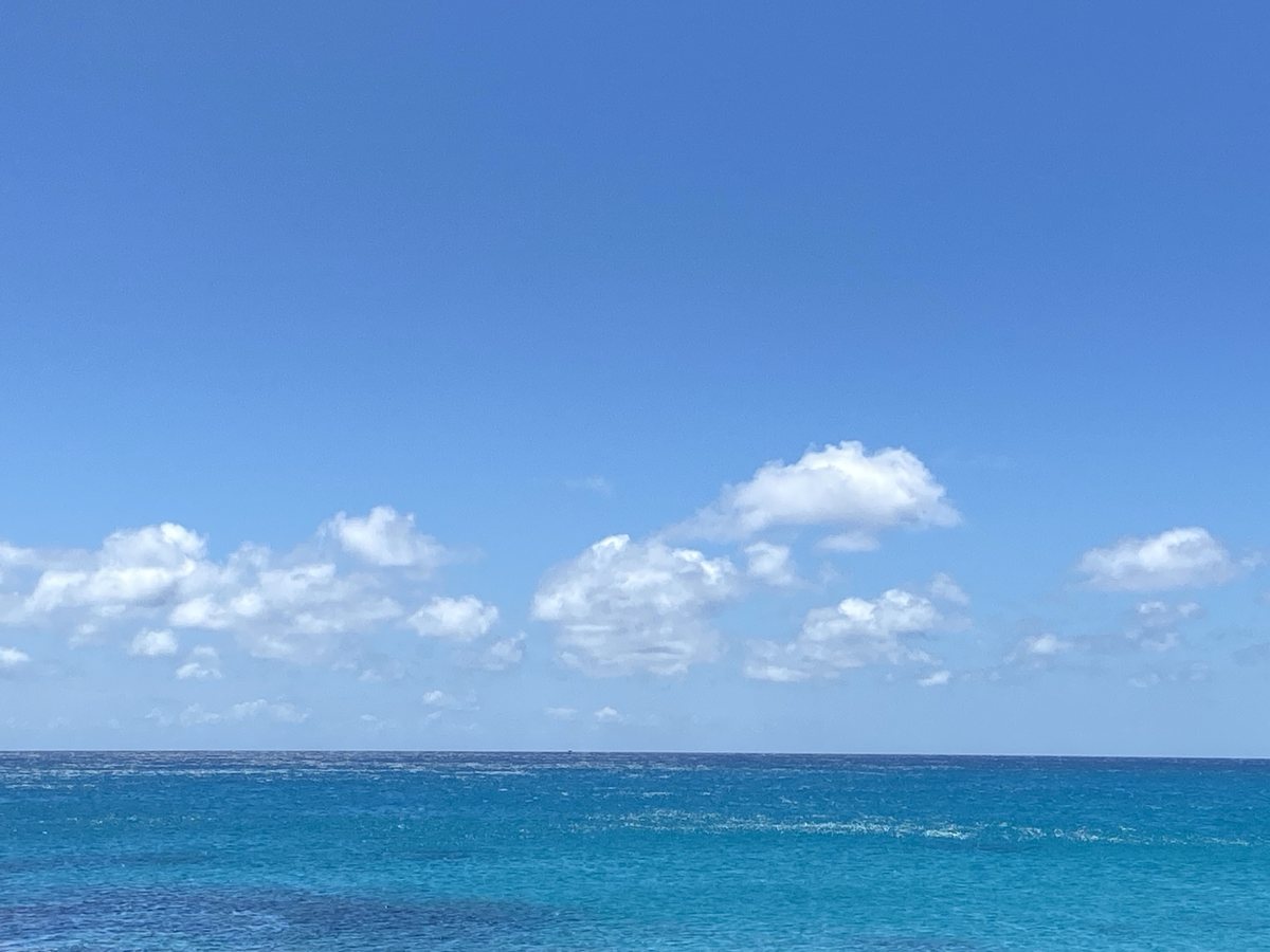藍天白雲與海面