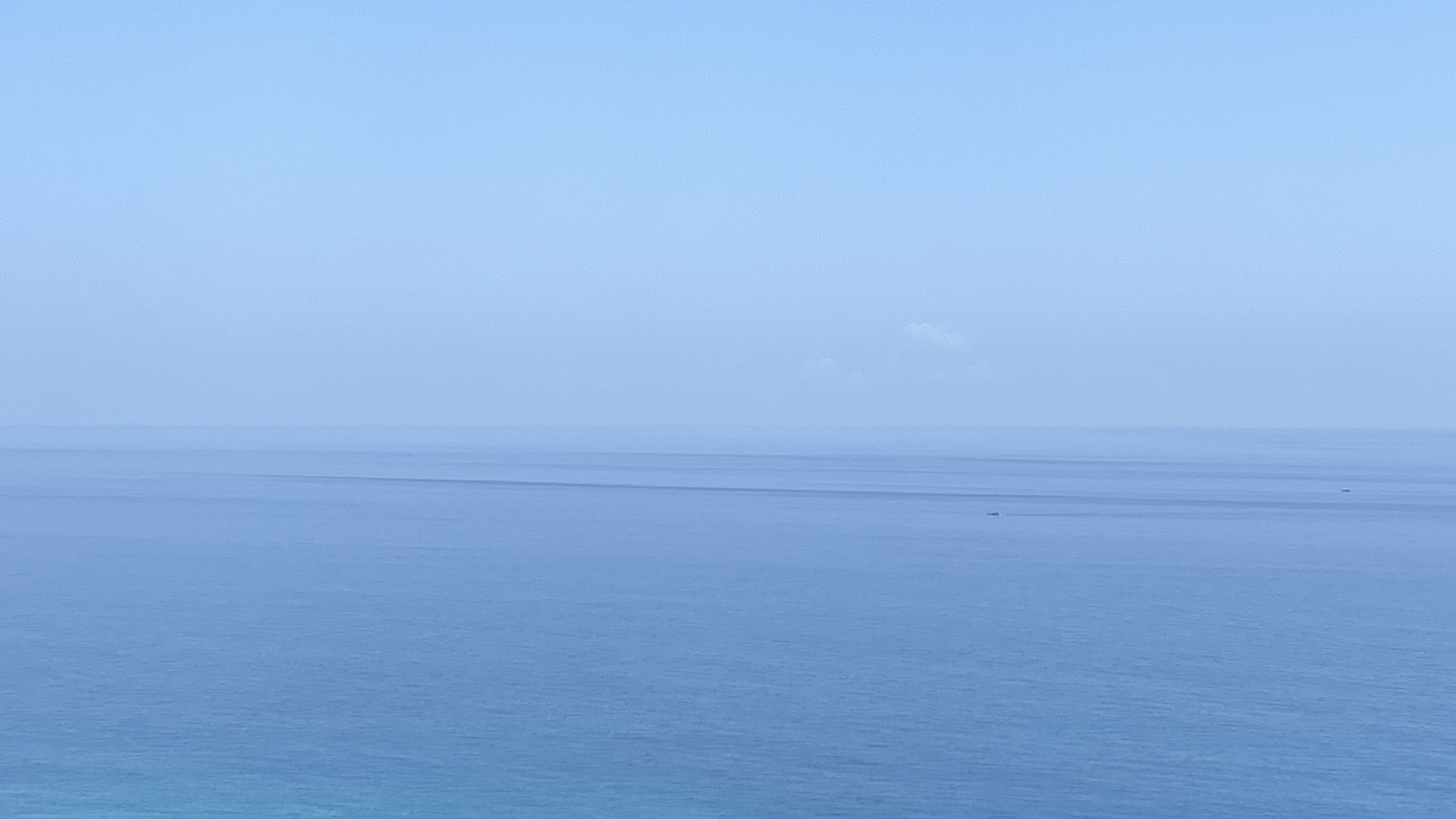 平靜的藍色海面與遠方海平線