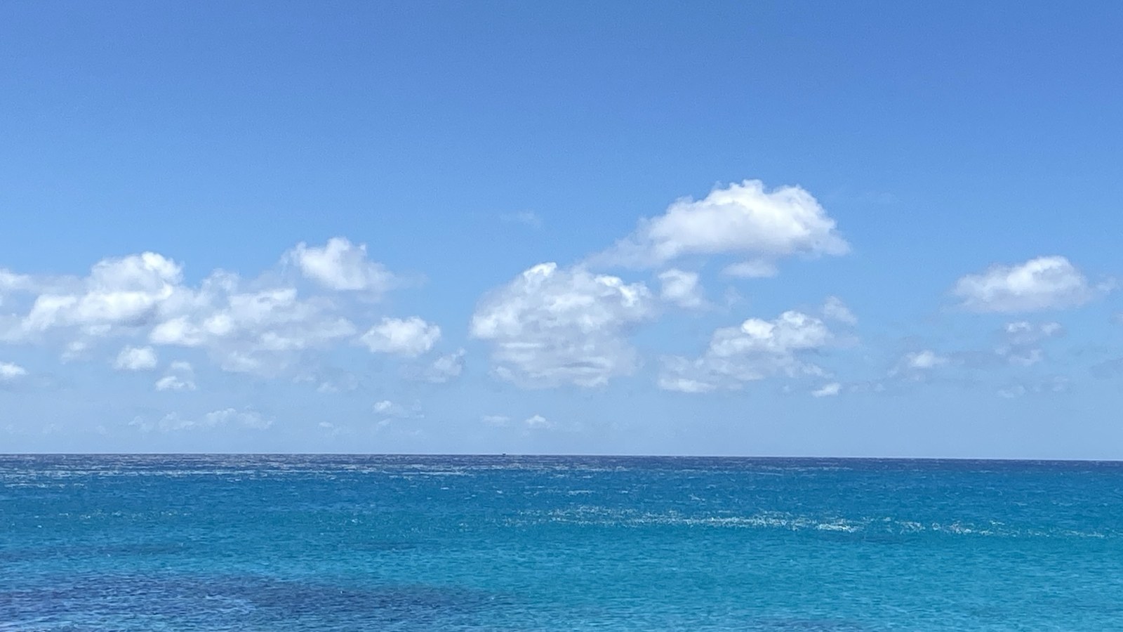 藍天、白雲與開闊海面