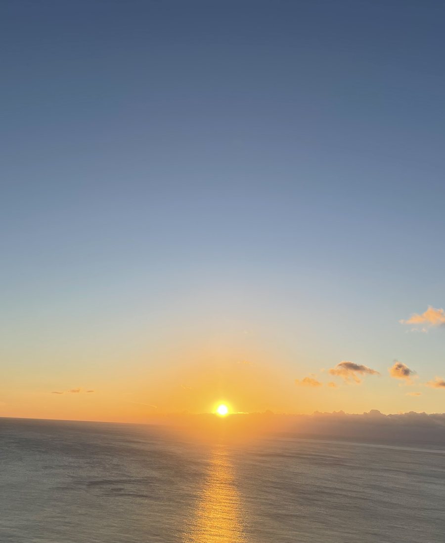 夕陽落在海平線上